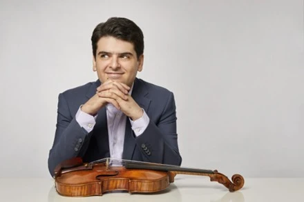 Ein Portraitbild von Michael Barenboim mit seiner Geige.